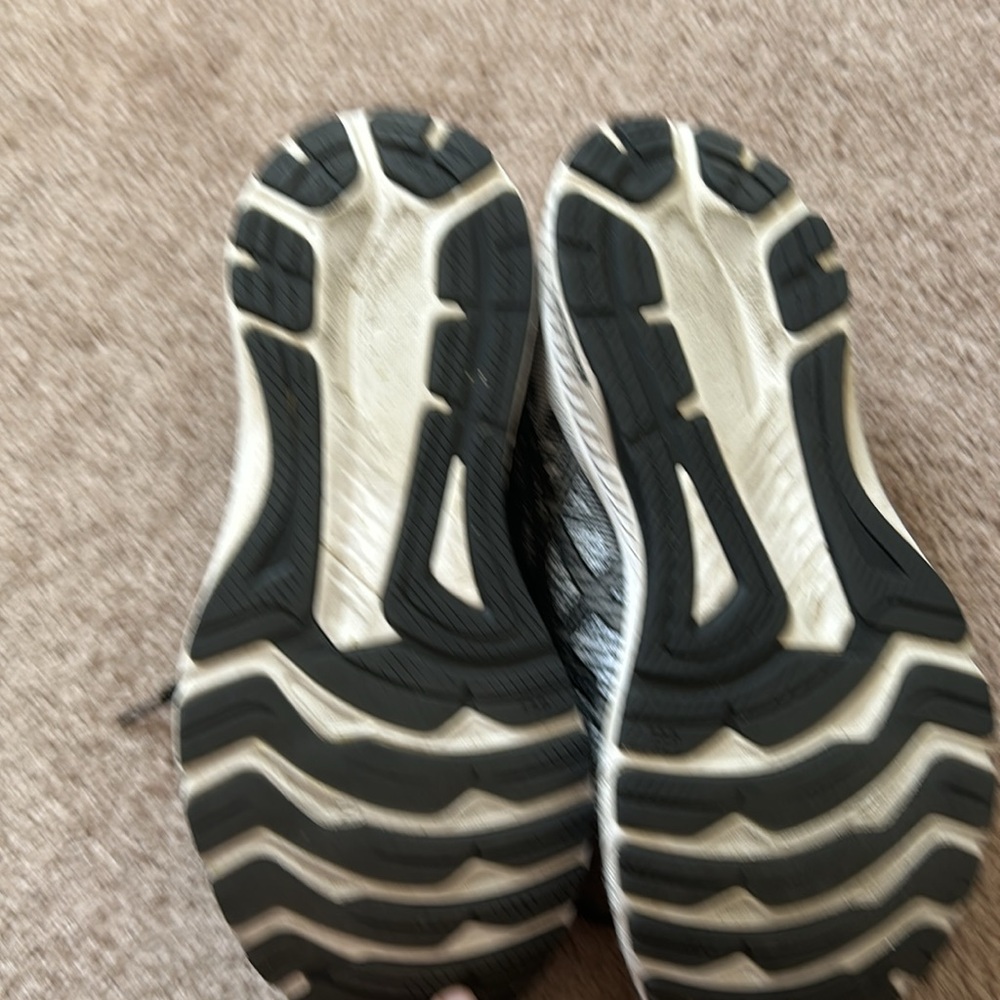 ASICS GT2000 running shoe, Size 8 - Picture 7 of 7